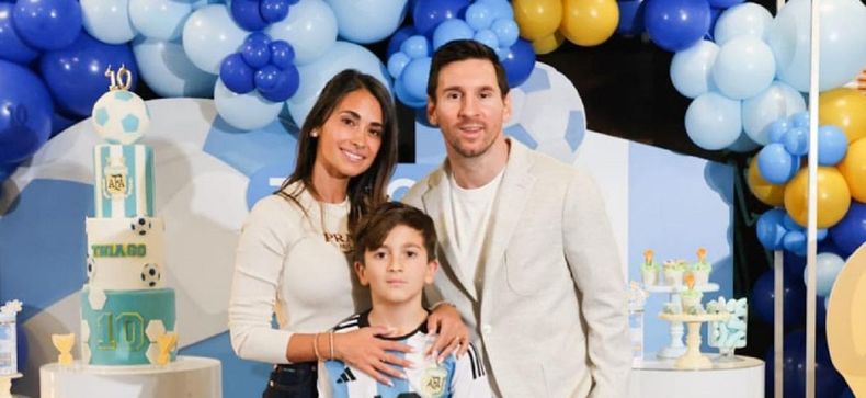 Thiago Messi escribió Muchachos en su libreta.