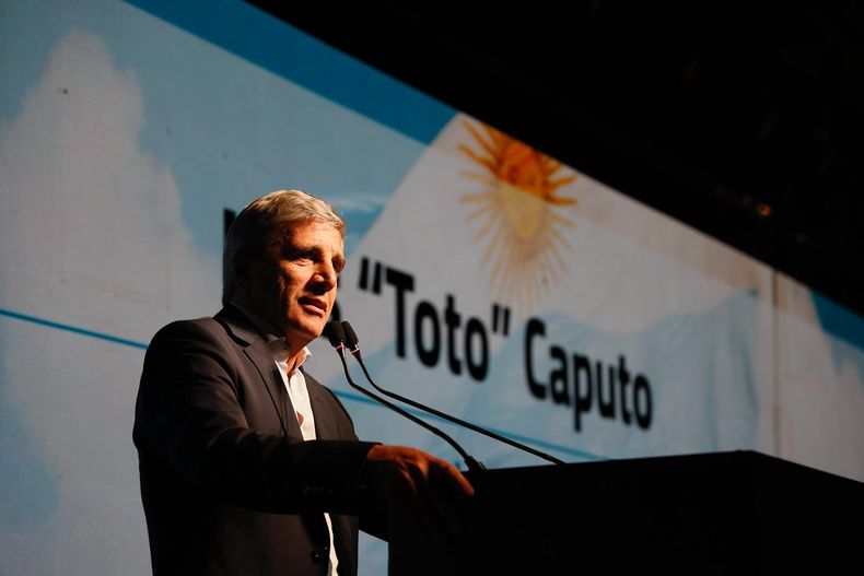 El ministro Luis Caputo adelantó que se anunciarán una batería de medidas referidas al uso del dólar. 