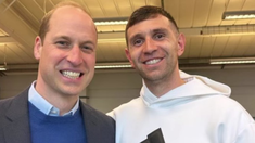 El futuro rey llegó de manera sorpresiva al campo del club en Birmingham. El futuro rey llegó de manera sorpresiva al campo del club en Birmingham.