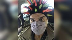 El extravagante look de Roberto Pettinato para vacunarse El extravagante look de Roberto Pettinato para vacunarse