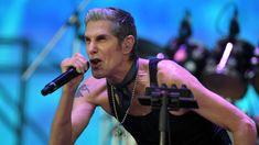 Perry Farrel, creador del Lollapalooza, brilló en el escenario junto a su banda. Perry Farrel, creador del Lollapalooza, brilló en el escenario junto a su banda.