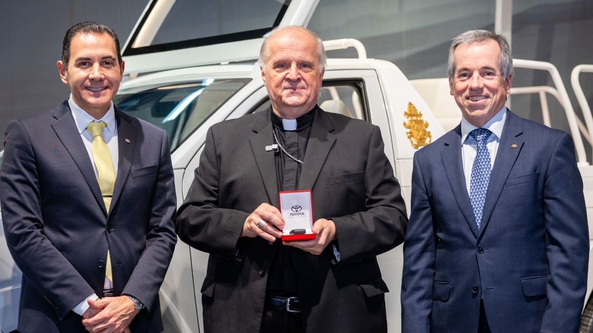 Toyota presentó el papamóvil que León XIV usará en Argentina: los detalles