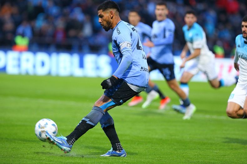 Franco Jara anotó tres goles para Belgrano contra Racing.