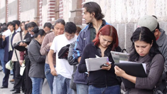 Crece la informalidad junto al desempleo. Crece la informalidad junto al desempleo.