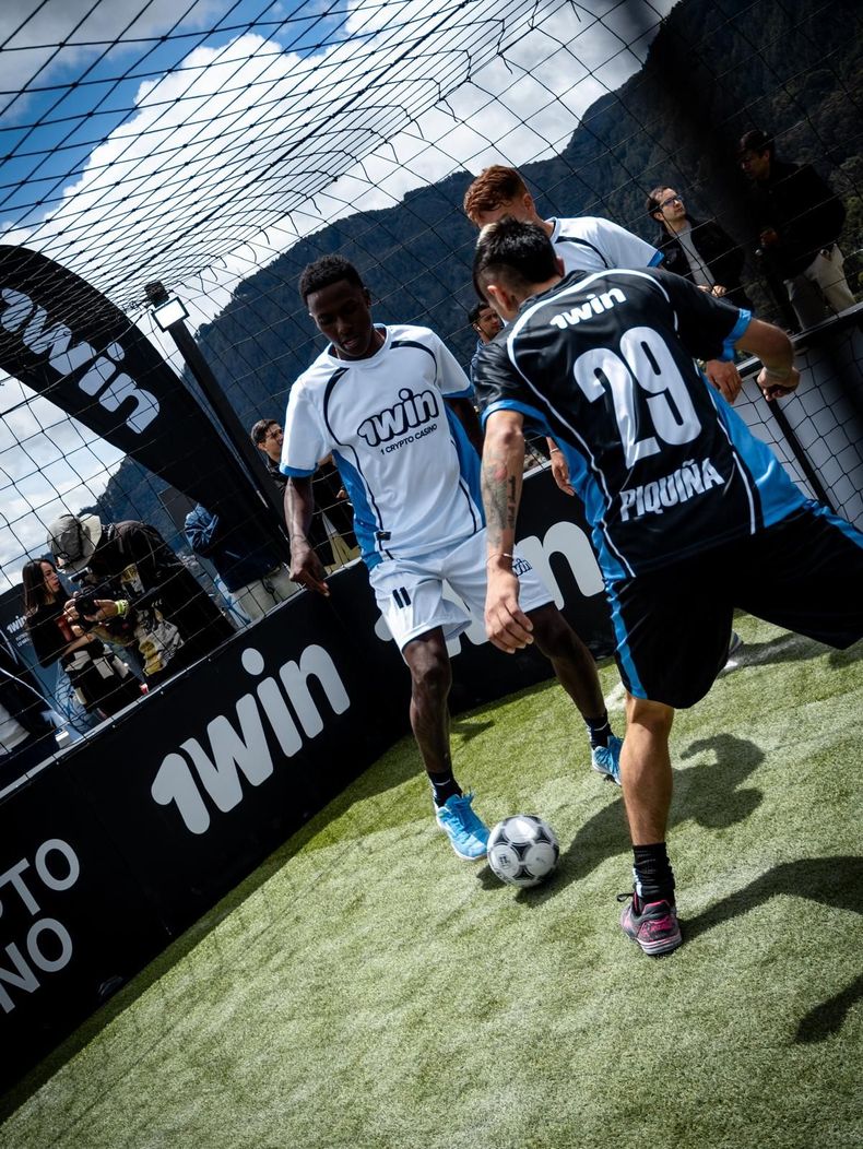 1win transformó la Torre Colpatria en un extraordinario campo de fútbol.
