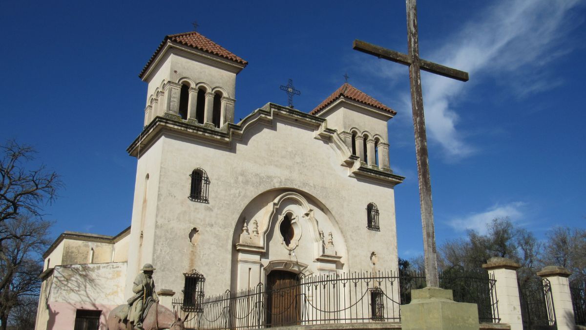 La escapada de Córdoba para descansar en las orillas de su arroyo, hacer actividades campestres y visitar su capilla