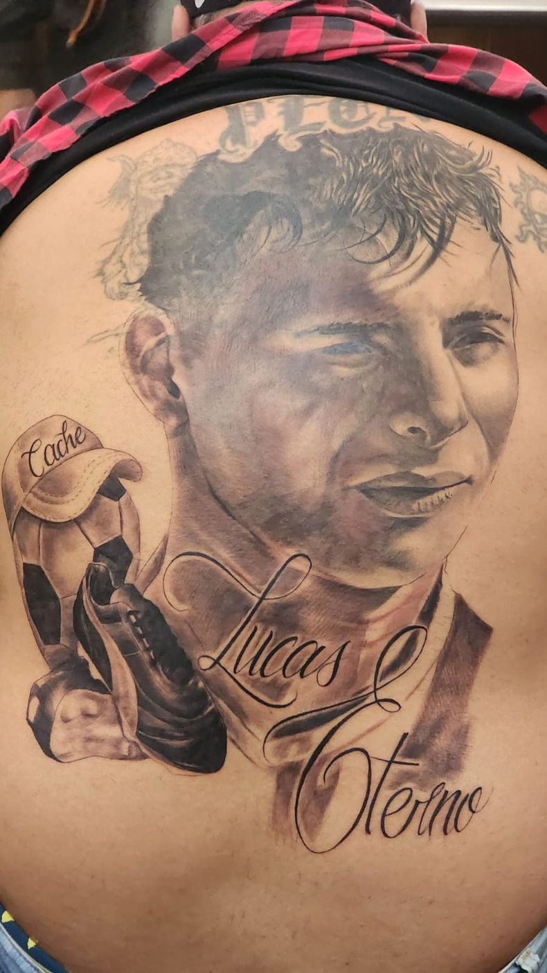 El tatuaje que se hizo Héctor González en honor a su hijo, asesinado por tres policías de la Ciudad. 