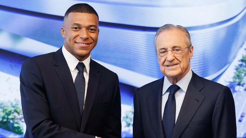 El futbolista francés firmó contrato junto al presidente del Real Madrid, Florentino Pérez. 