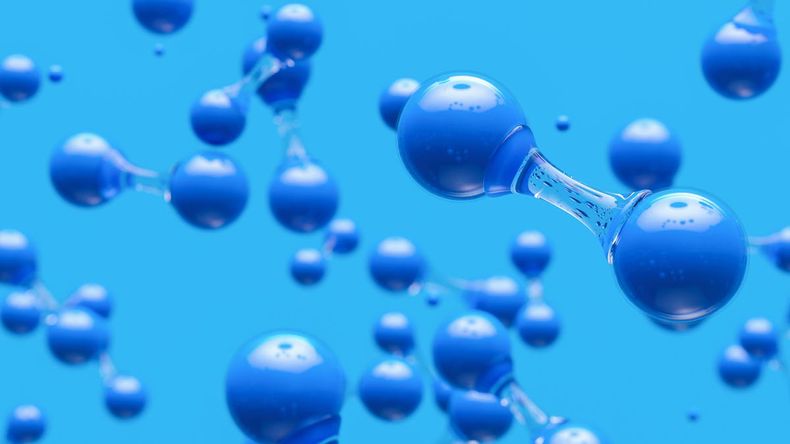 El agua oxigenada tiene un átomo extra de oxígeno, lo que le da propiedades oxidantes que ayudan a la limpieza.