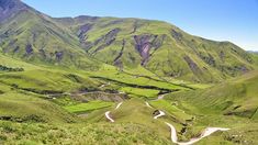 Turismo en Argentina: el pueblo salteño con una ruta zigzagueante y un paisaje hermoso. Turismo en Argentina: el pueblo salteño con una ruta zigzagueante y un paisaje hermoso.