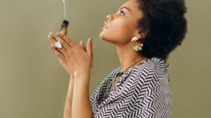 El palo santo, también conocido como “madera sagrada”, es una fuente natural perfumada y propiedades purificadoras.