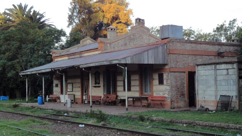 El pueblo forma parte de los destinos bonaerenses que conservan una identidad histórica marcada, siendo el ferrocarril una figura fundamental.