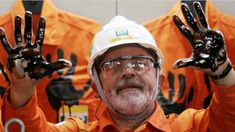 Lula Da Silva perdió su dedo meñique de la mano izquierda en un accidente laboral cuando tenía 17 años Lula Da Silva perdió su dedo meñique de la mano izquierda en un accidente laboral cuando tenía 17 años