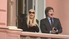 Una Susana dubitativa aceptó la invitación de Milei de salir al balcón: ¿sabría ya de las críticas?