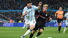 Juan Nardoni pelea con Rodrigo Insúa por la posesión del balón. Juan Nardoni pelea con Rodrigo Insúa por la posesión del balón.