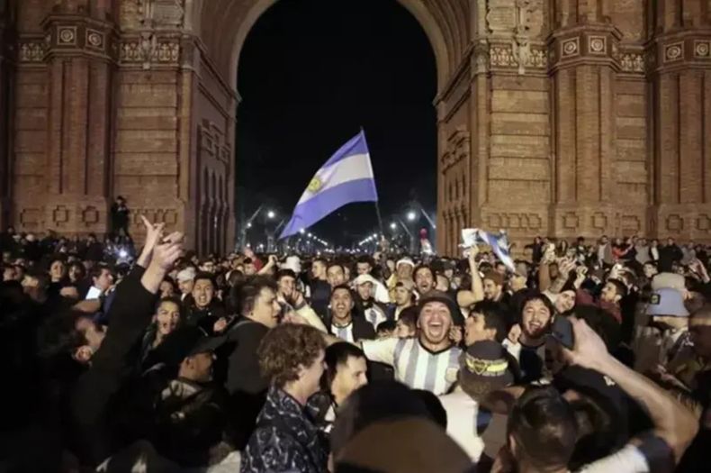 El Arco del Triunfo de Barcelona se vistió de celeste y blanco.