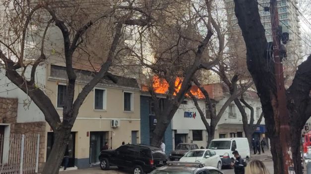 Video: gran incendio en el centro de Mendoza causó caos y obligó a evacuar comercios.