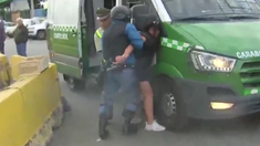 La mujer hirió a un policía, un camarógrafo y un empleado del mercado. La mujer hirió a un policía, un camarógrafo y un empleado del mercado.