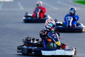 Verstappen se lució en una carrera de kartings. Verstappen se lució en una carrera de kartings.