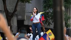 Una de las líderes de la oposición reapareción en público.