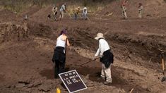 Las excavaciones en La Perla para encontrar y luego identificar los restos de personas detenidas desaparecidas en el centro clandestino de detención, tortura y exterminio.