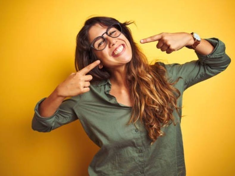 La generosidad y la curiosidad genuina son dos cualidades características de las personas con buena energia