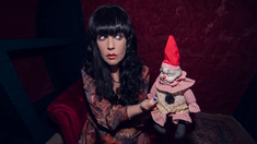 Una cantante se casó con un fantasma, se separó por una infidelidad y ahora adoptó a un payaso endemoniado Una cantante se casó con un fantasma, se separó por una infidelidad y ahora adoptó a un payaso endemoniado