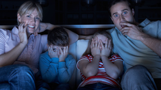 Glitch anticipa una historia cargada de suspenso, dilemas existenciales y giros dramáticos.