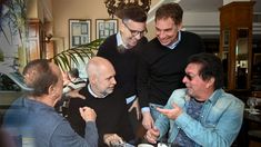 Larreta y Santilli junto a un grupo de vecinos de Luján.