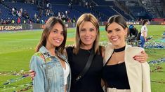 Las esposas y novias de los futbolistas que se hicieron presentes. Las esposas y novias de los futbolistas que se hicieron presentes.