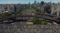 Se normaliza el tránsito tras la celebración multitudinaria en las calles. Se normaliza el tránsito tras la celebración multitudinaria en las calles.