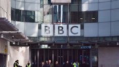 La BBC fusionará dos canales para ahorrar dinero y pagarle al Gobierno. La BBC fusionará dos canales para ahorrar dinero y pagarle al Gobierno.