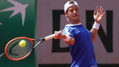 Peque Schwartzman avanzó a la tercera ronda en Roland Garros. Peque Schwartzman avanzó a la tercera ronda en Roland Garros.