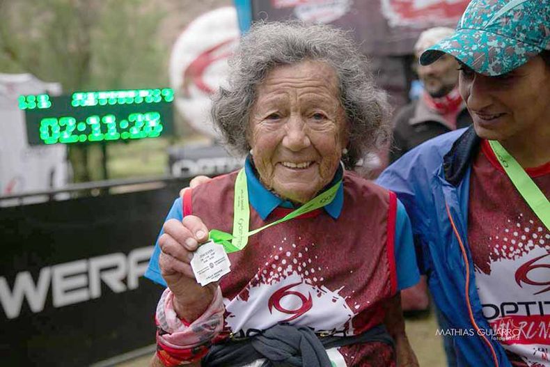 Elisa Forti tiene 90 años y sigue corriendo, como un ejemplo de vida.