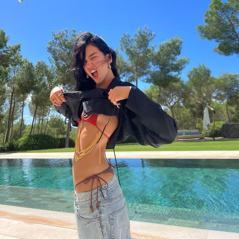 Dua Lipa nos enseña cómo llevar un bikini como top este otoño