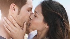 La Universidad de Oxford realizó una investigación sobre los besos. La Universidad de Oxford realizó una investigación sobre los besos.