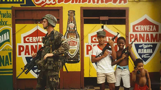 La invasión de EE.UU. a Panamá duró más de un mes y murieron más de 200 civiles. La invasión de EE.UU. a Panamá duró más de un mes y murieron más de 200 civiles.