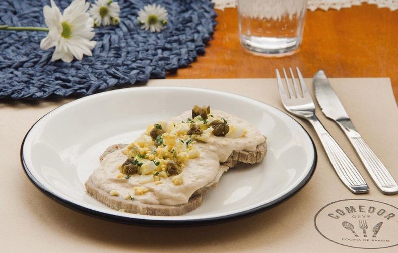 El bodegón de Buenos Aires que prepara el mejor matambre con ensalada rusa