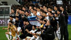 El conjunto dirigido por Lionel Scaloni llega luego de liderar las eliminatorias sudamericanas y afrontará rivales de tres confederaciones diferentes . El conjunto dirigido por Lionel Scaloni llega luego de liderar las eliminatorias sudamericanas y afrontará rivales de tres confederaciones diferentes .