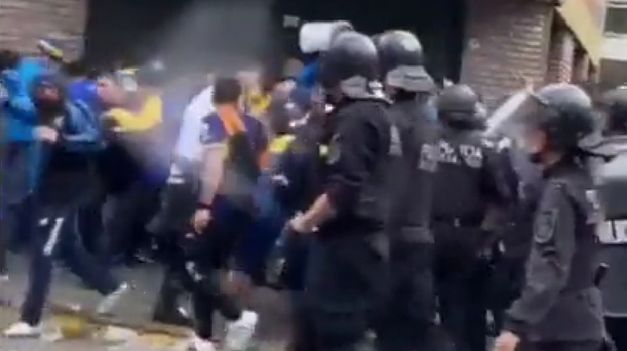 Enfrentamientos entre hinchas de Boca y la policía antes de comenzar el superclásico.&nbsp;
