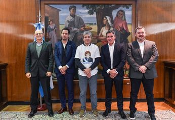 Caputo, con la remera de Milei, junto con los directivos de Ford.