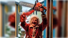 Javier Milei fue representado por la agencia Rart empuñando una motosierra. Javier Milei fue representado por la agencia Rart empuñando una motosierra.