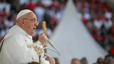 El papa Francisco continúa internado. El papa Francisco continúa internado.