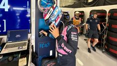 Desde arriba de su monoplaza, Colapinto lloró desconsoladamente por no poder salir al GP de Gran Bretaña Desde arriba de su monoplaza, Colapinto lloró desconsoladamente por no poder salir al GP de Gran Bretaña