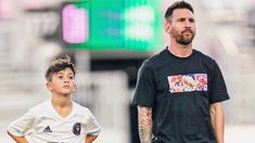 Luego de participar un torneo amistoso, Thiago Messi tenía una mochila llena de camisetas para intercambiar con sus rivales Luego de participar un torneo amistoso, Thiago Messi tenía una mochila llena de camisetas para intercambiar con sus rivales