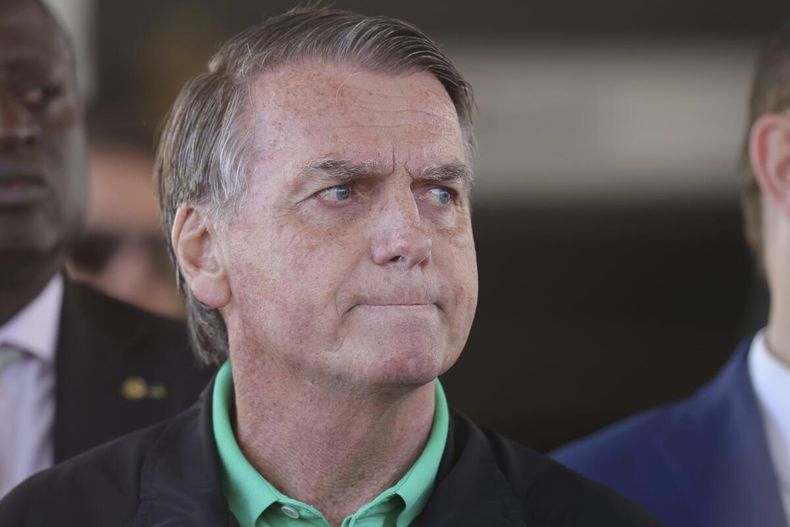 Jair Bolsonaro fue internado de urgencia luego de descompensarse en su arresto domiciliario.