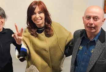 La expresidenta con el músico y su mujer, Virginia Mones Ruiz. La expresidenta con el músico y su mujer, Virginia Mones Ruiz.