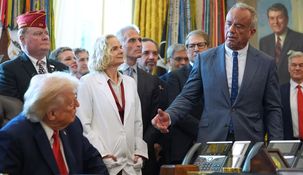 -Donald Trump escucha a su secretario de Salud, Robert F. Kennedy Jr., durante la ceremonia de la firma de la reclasificación de la marihuana, este jueves en el Despacho Oval -Donald Trump escucha a su secretario de Salud, Robert F. Kennedy Jr., durante la ceremonia de la firma de la reclasificación de la marihuana, este jueves en el Despacho Oval