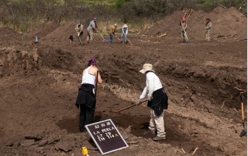 Trabajos de integrantes del EAAF en la zona de La Perla
