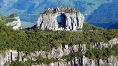 La Pedra Furada, una formación natural en Urubici, es una de las postales más icónicas del sur de Brasil. La Pedra Furada, una formación natural en Urubici, es una de las postales más icónicas del sur de Brasil.